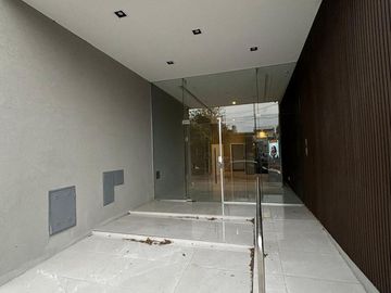 Departamento en duplex con jardín a estrenar. Cochera. Olivos.