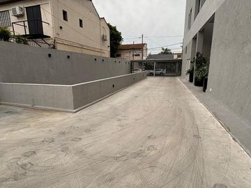Departamento en duplex con jardín a estrenar. Cochera. Olivos.