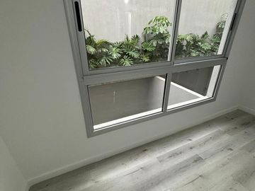 Departamento en duplex con jardín a estrenar. Cochera. Olivos.