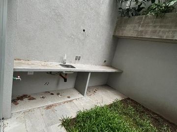 Departamento en duplex con jardín a estrenar. Cochera. Olivos.