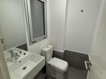 Departamento en duplex con jardín a estrenar. Cochera. Olivos.