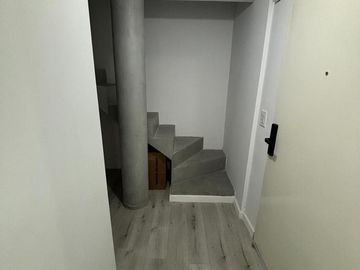 Departamento en duplex con jardín a estrenar. Cochera. Olivos.
