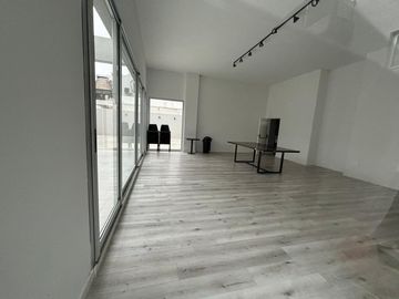 Departamento en duplex con jardín a estrenar. Cochera. Olivos.