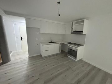 Departamento en duplex con jardín a estrenar. Cochera. Olivos.