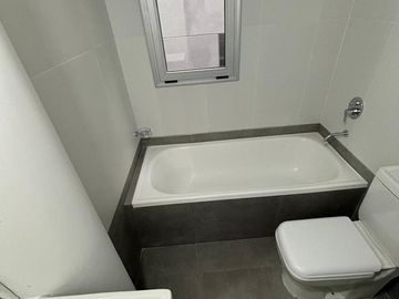 Departamento en duplex con jardín a estrenar. Cochera. Olivos.