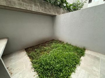Departamento en duplex con jardín a estrenar. Cochera. Olivos.