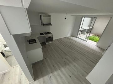 Departamento en duplex con jardín a estrenar. Cochera. Olivos.
