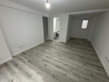 Departamento en duplex con jardín a estrenar. Cochera. Olivos.