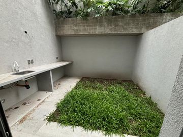Departamento en duplex con jardín a estrenar. Cochera. Olivos.