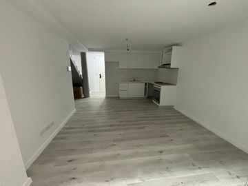 Departamento en duplex con jardín a estrenar. Cochera. Olivos.