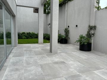 Departamento en duplex con jardín a estrenar. Cochera. Olivos.