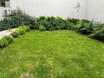 Departamento en duplex con jardín a estrenar. Cochera. Olivos.