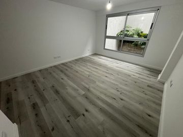 Departamento en duplex con jardín a estrenar. Cochera. Olivos.