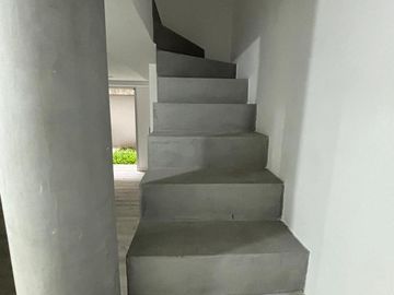 Departamento en duplex con jardín a estrenar. Cochera. Olivos.