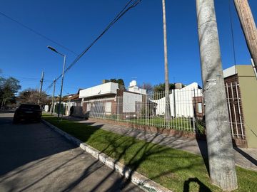ZAPIOLA ESQUINA ESPAÑA - CASA EN VENTA DESAROLLADA EN PLANTA BAJA