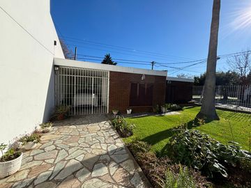 ZAPIOLA ESQUINA ESPAÑA - CASA EN VENTA DESAROLLADA EN PLANTA BAJA
