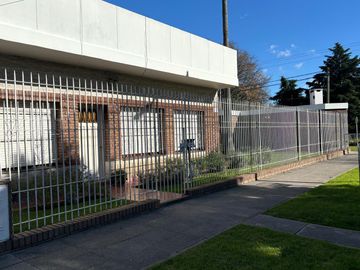 ZAPIOLA ESQUINA ESPAÑA - CASA EN VENTA DESAROLLADA EN PLANTA BAJA