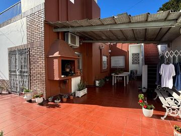 ZAPIOLA ESQUINA ESPAÑA - CASA EN VENTA DESAROLLADA EN PLANTA BAJA