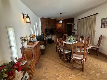 ZAPIOLA ESQUINA ESPAÑA - CASA EN VENTA DESAROLLADA EN PLANTA BAJA