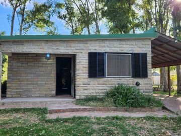 Casa en venta con importante arboleda a metros del Rio