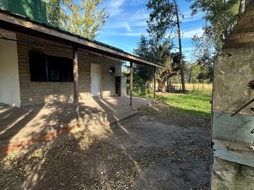Casa en venta con importante arboleda a metros del Rio