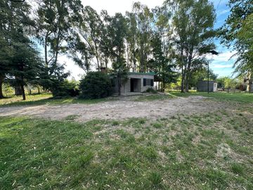 Casa en venta con importante arboleda a metros del Rio