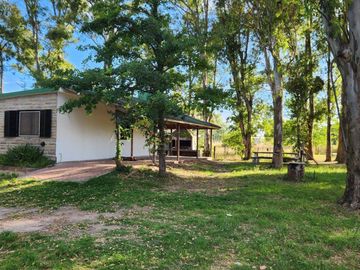 Casa en venta con importante arboleda a metros del Rio