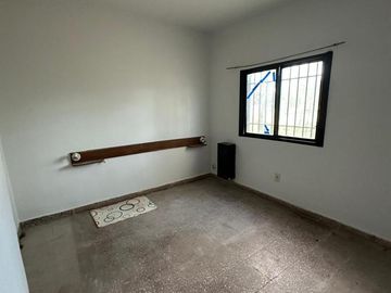 Casa en venta con importante arboleda a metros del Rio