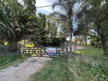 Casa en venta con importante arboleda a metros del Rio