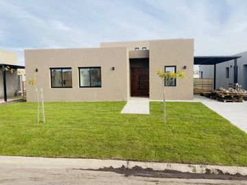 Casa en San Ramiro Pilar del este.