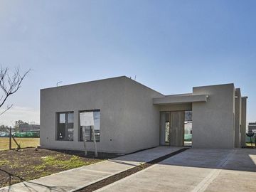 Casa en San Ramiro Pilar del este.