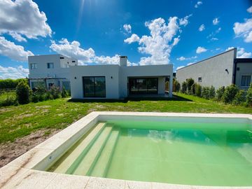 Casa en San Ramiro Pilar del este.