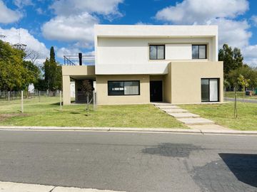 Casa en San Ramiro Pilar del este.