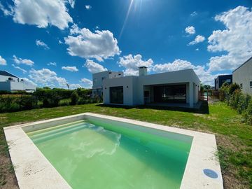 Casa en San Ramiro Pilar del este.