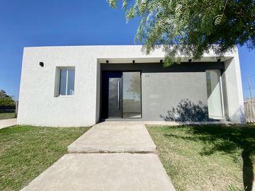 Casa en San Ramiro Pilar del este.
