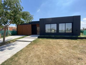 Casa en San Ramiro Pilar del este.