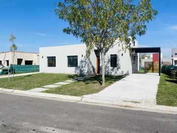 Casa en San Ramiro Pilar del este.