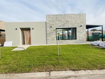 Casa en San Ramiro Pilar del este.