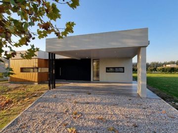 Casa venta en venta - 3 dormitorios 2 baños - 228mts2 - Haras Del Sur II