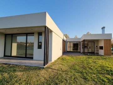 Casa venta en venta - 3 dormitorios 2 baños - 228mts2 - Haras Del Sur II