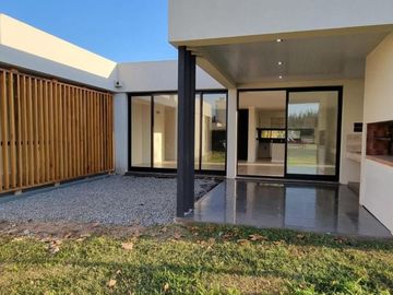 Casa venta en venta - 3 dormitorios 2 baños - 228mts2 - Haras Del Sur II