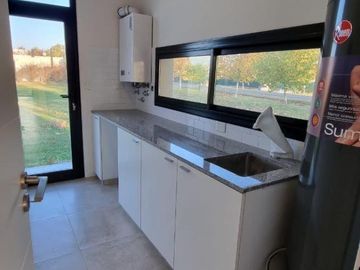 Casa venta en venta - 3 dormitorios 2 baños - 228mts2 - Haras Del Sur II
