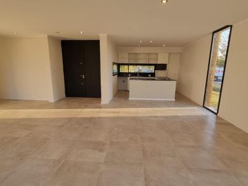 Casa venta en venta - 3 dormitorios 2 baños - 228mts2 - Haras Del Sur II