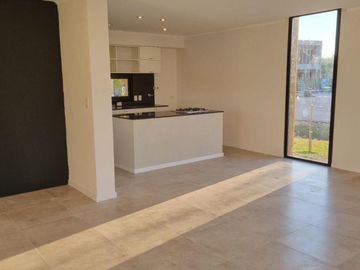 Casa venta en venta - 3 dormitorios 2 baños - 228mts2 - Haras Del Sur II