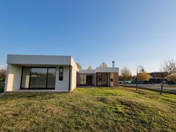 Casa venta en venta - 3 dormitorios 2 baños - 228mts2 - Haras Del Sur II