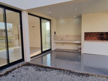 Casa venta en venta - 3 dormitorios 2 baños - 228mts2 - Haras Del Sur II
