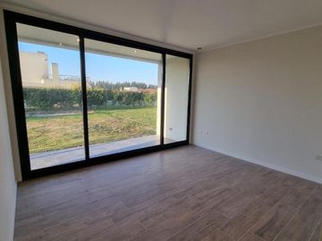 Casa venta en venta - 3 dormitorios 2 baños - 228mts2 - Haras Del Sur II