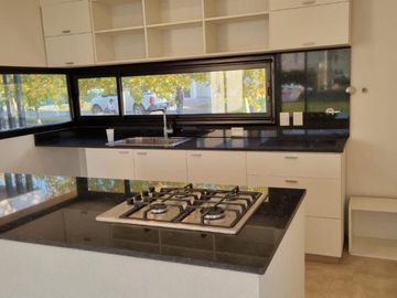 Casa venta en venta - 3 dormitorios 2 baños - 228mts2 - Haras Del Sur II