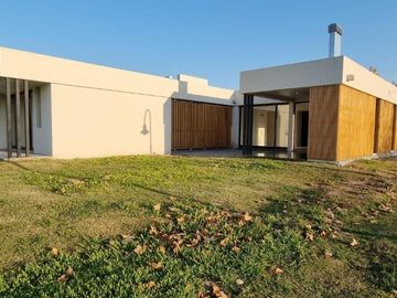 Casa venta en venta - 3 dormitorios 2 baños - 228mts2 - Haras Del Sur II