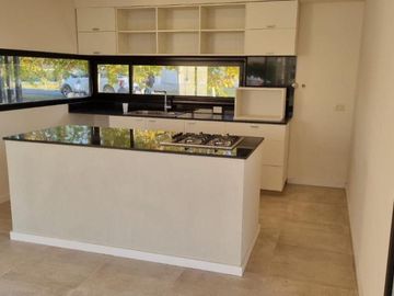 Casa venta en venta - 3 dormitorios 2 baños - 228mts2 - Haras Del Sur II